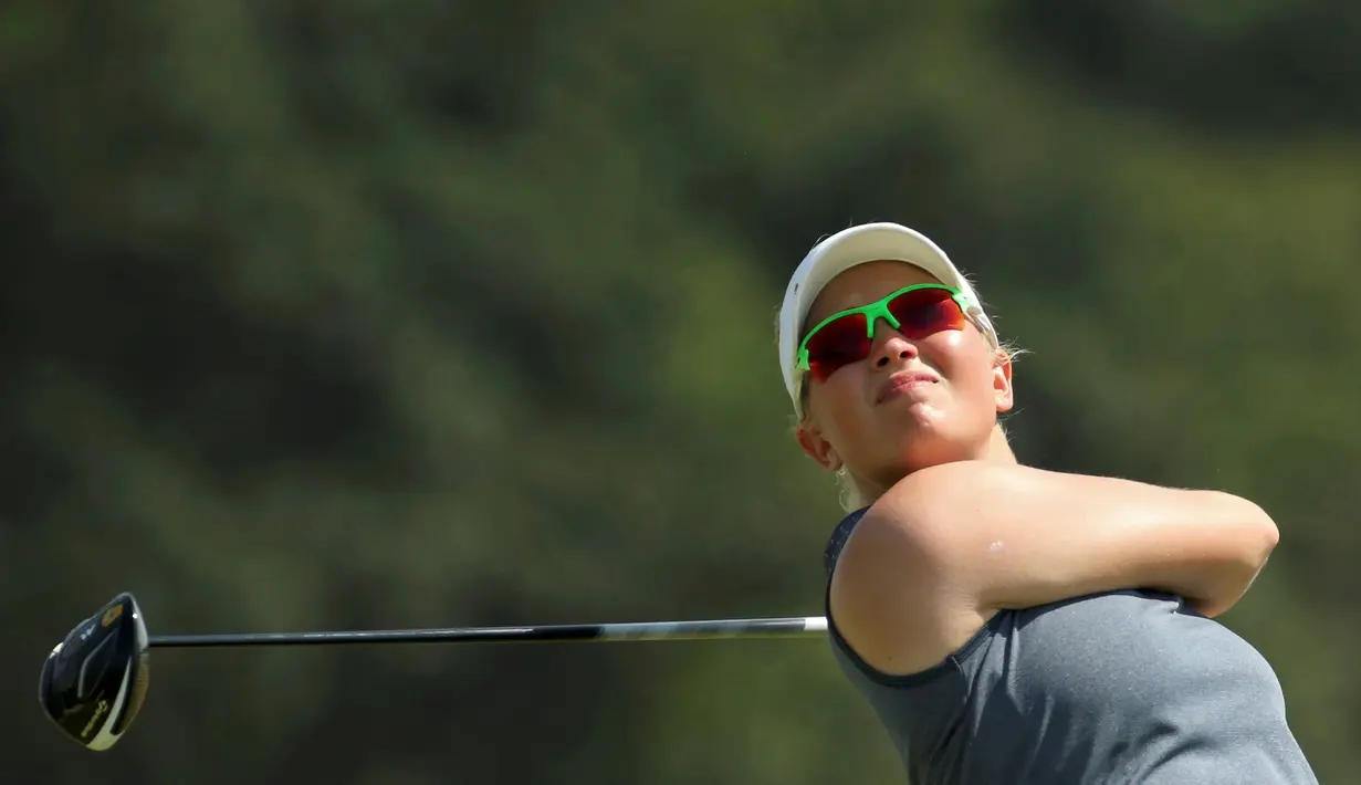 Pegolf asal Denmark, Nanna Koerstz Madsen memukul bola selama putaran latihan menembak pada ajang kompetisi golf Olimpiade Rio 2016 di  Olympic Golf Course, Rio de Janeiro, Brasil (15/8). (REUTERS/Andrew Boyers)