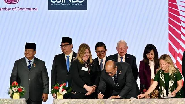 Presiden Prabowo Subianto menyaksikan penandatanganan 11 nota kesepahaman atau Memorandum of Understanding (MoU)