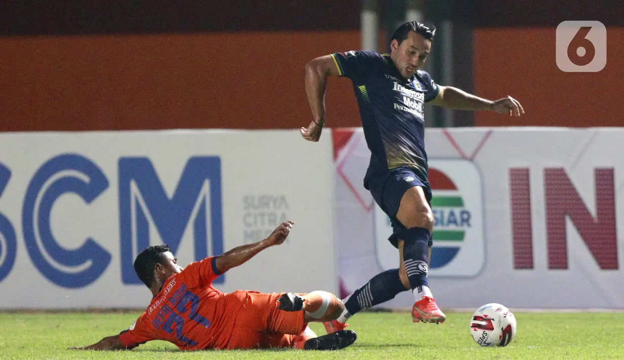 Striker Persib Bandung Ezra Walian (kanan) berusaha melewati saat melawan Persiraja Banda Aceh Defri Rizki pada laga Piala Menpora 2021 di Stadion Maguwoharjo, Jumat, (2/4/2021). Persib menang 2-1. (Bola.com/M Iqbal Ichsan)