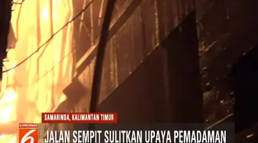 Upaya pemadaman tidak berjalan mudah karena jalan yang sempit membuat mereka tidak leluasa menjangkau titik api.