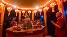 Umat Khonghucu melakukan sembahyang pada malam Tahun Baru Imlek di Wihara Kwan In Thang, Pondok Cabe, Tangerang Selatan, Senin (16/2/2026). Malam Tahun Baru Imlek 2577 Kongzili di Vihara Kwan In Thang, Pondok Cabe, Tangerang Selatan, berlangsung khidmat. (merdeka.com/Arie Basuki)