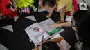 Orang tua mengajari anaknya belajar di rumah di kawasan Cinere, Jakarta, MInggu (5/4/2020). Hal itu sesuai dengan perpanjangan status tanggap darurat bencana pandemi Covid-19 bagi DKI hingga 19 April. (Liputan6.com/Faizal Fanani)