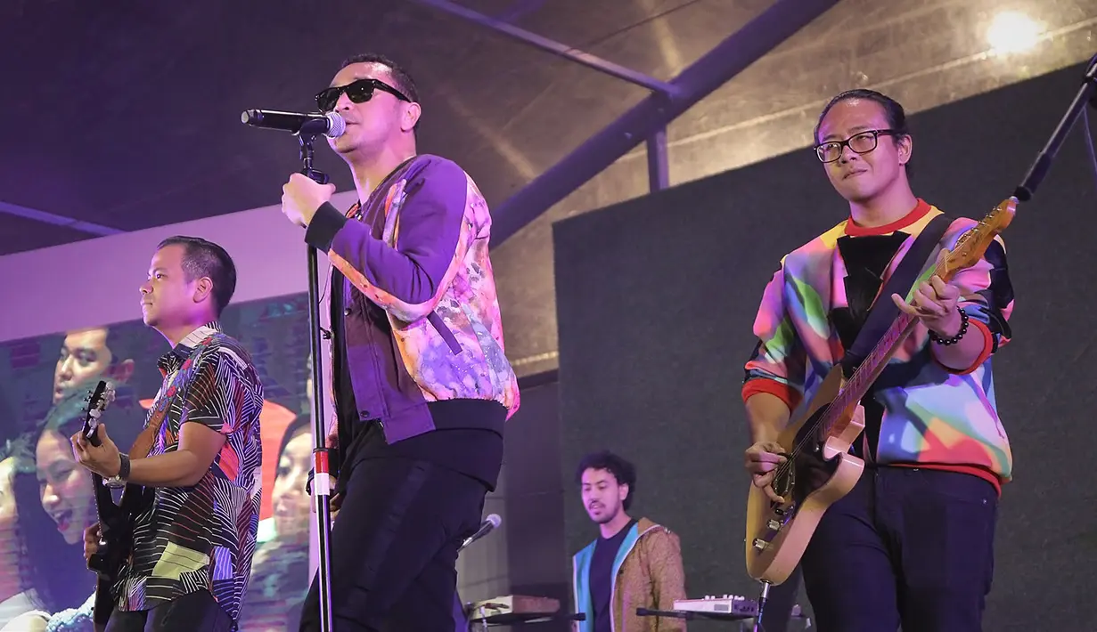 Pemilik nama Giring Ganesha ini tak menyangka melihat antusias Nidjiholic. Bisa jadi menjadi saat-saat akhir sebelum akhirnya Nidji berganti vokalis untuk menggantikan Giring. (Daniel Kampua/Bintang.com)