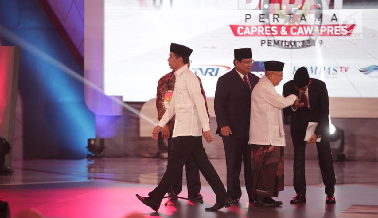 Cawapres nomor urut 02 Sandiaga Uno mencium tangan Cawapres nomor urut 01 Ma'ruf Amin saat Debat Perdana Capres 2019 di Gedung Bidakara, Pancoran, Jakarta Selatan, Kamis (17/1). (Liputan6.com/Faizal Fanani)