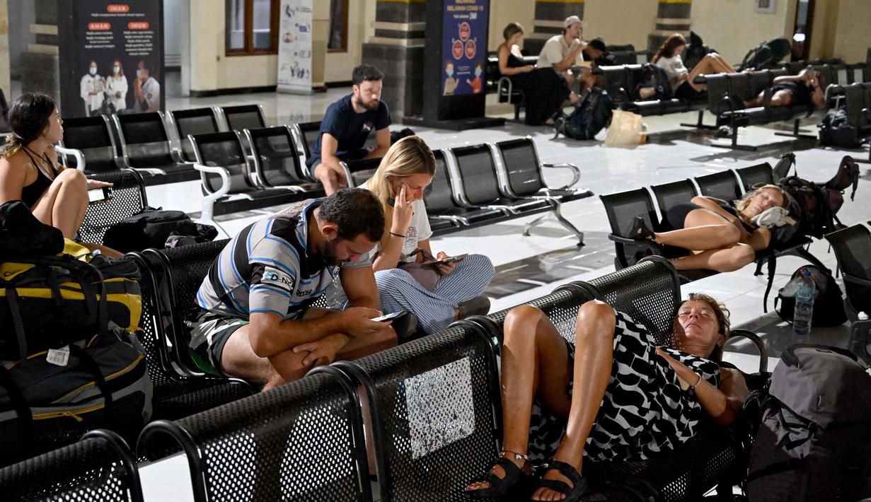 Kementerian Pariwisata menyatakan wisatawan asing yang tertahan di Labuan Bajo akibat dampak erupsi Gunung Lewotobi Laki-Laki, Flores Timur, Nusa Tenggara Timur, saat ini telah dievakuasi ke pulau Bali. (SONNY TUMBELAKA/AFP)