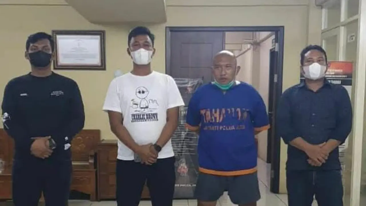 Bambang Suryo (kedua dari kanan) memakai baju tahanan polda Jatim (Liputan6.com/Dian Kurniawan)