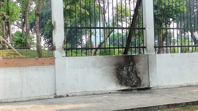 Kondisi pagar halam gedung DPR/MPR RI pasca aksi demonstrasi kawal putusan MK.