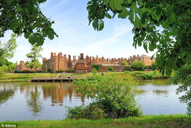 Keindahan istana Hampton Court dari kejauhan | fotop; copyright dailymail.co.uk