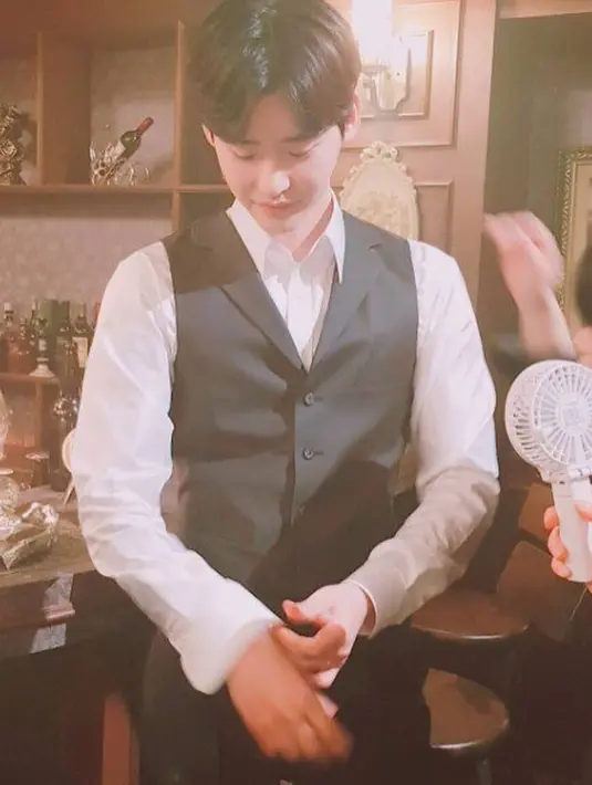 Sedangkan di foto lainnya, ia terlihat berdiri sambil membenarkan baju yang ia pakai. Dalam Hymn of Death, ia berperan sebagai penulis naskah teater yang bernama Kim Woo Jin. (Foto: instagram.com/jsgs0714)