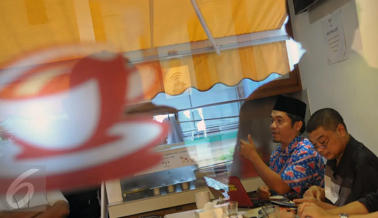Ray Rangkuti dan Romo Benny Susetyo saat menhadiri diskusi Koalisi Masyarakat Berantas Mafia Parlemen Menyikapi Perkembangan Sidang MKD, Jakarta, Selasa (8/12/2015). (Liputan6.com/Faisal R Syam)
