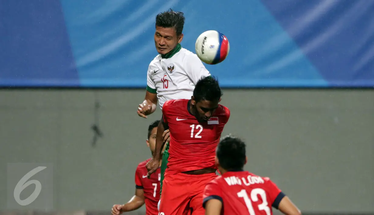 Bek timnas Indonesia U-23, Agung Prasetyo (atas) berebut bola dengan Pravin Guanasagaran (Singapura) di laga penyisihan Grup A SEA Games 2015 di Stadion Jalan Besar Singapura, Kamis (11/6/2015). Indonesia unggul 1-0. (Liputan6.com/Helmi Fithriansyah)