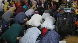 Sejumlah umat muslim melaksanakan salat jumat pada bulan Ramadan di selasar Pasar Tanah Abang, Jakarta, Jumat (25/5). Tak hanya pedagang, pembeli pun ikut membaur Salat Jumat di lorong kios, selasar, bahkan lorong toilet. (Liputan6.com/Arya Manggala)