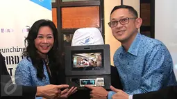 President Director PT Blue Bird Noni S.A Purnomo dan Direktur PT Blue BirdTbk, Andre Djokosoetono saat meluncurkan Blue Bird In-Taxi Intertaiment (ITE) di Jakarta, Rabu (18/11/2015). (Liputan6.com/Angga Yuniar)