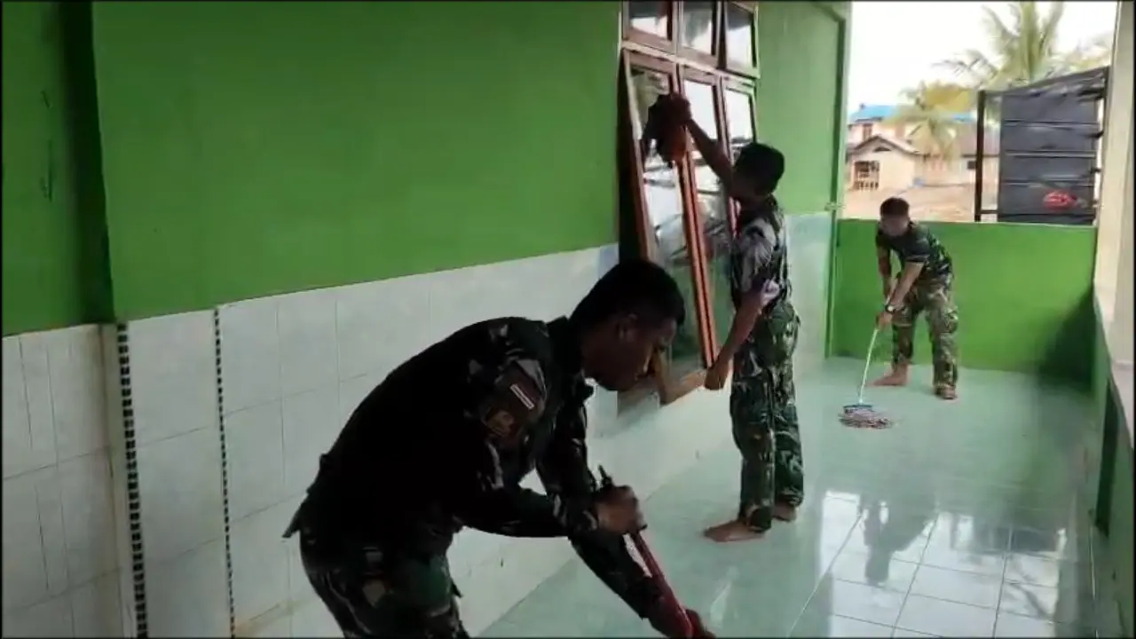 TNI dan Warga Gotong Royong Bersihkan Rumah Ibadah