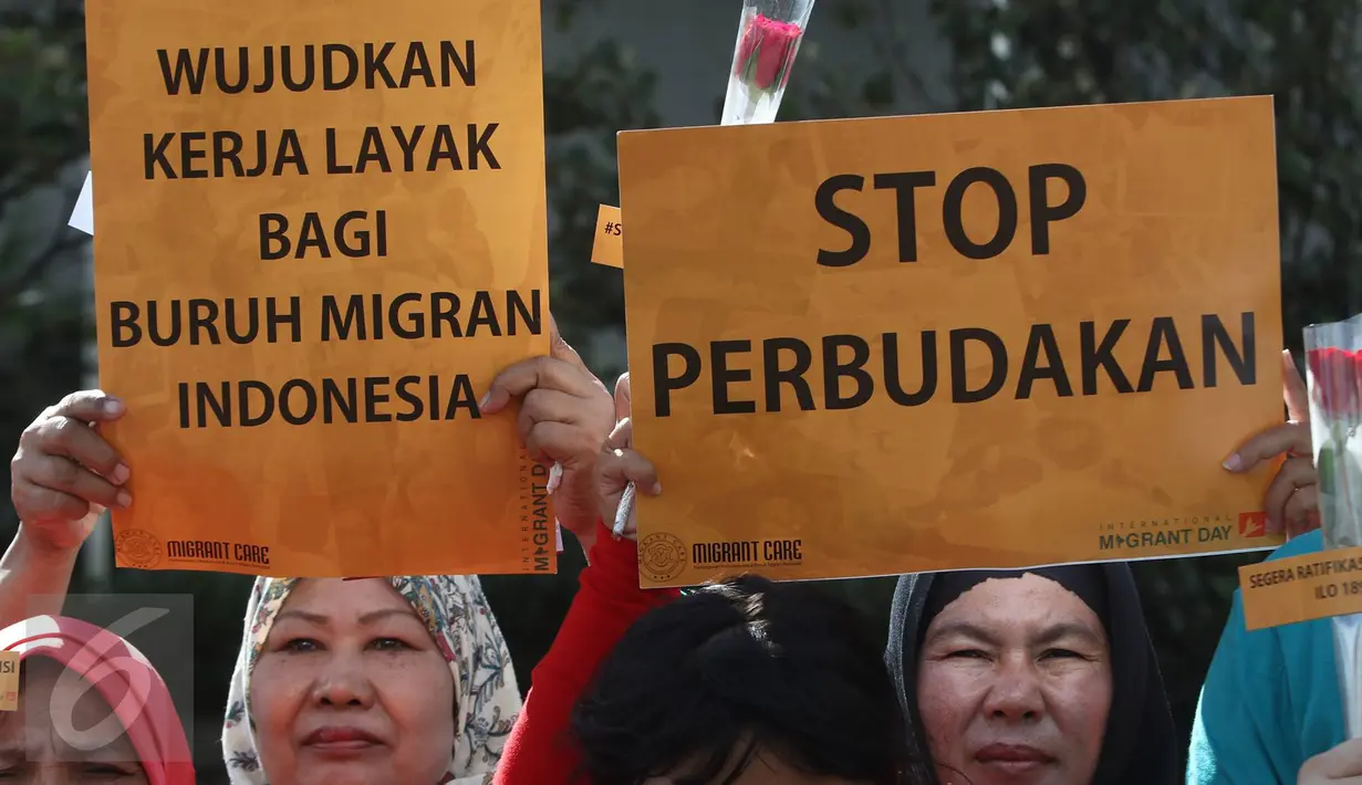 Pekerja Rumah Tangga Migran (PRT Migran) yang tergabung dalam Migrant Care membentangkan poster saat aksi damai di kawasan Bundaran HI, Jakarta, Minggu (18/12). Aksi tersebut memperingati Hari Migran Internasional 2016. (Liputan6.com/Immanuel Antonius)