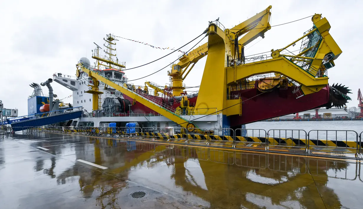 Kapal keruk Tian Kun Hao di sebuah pelabuhan di Shenzhen, Provinsi Guangdong, China selatan (13/10/2020). Kapal selam berawak Jiaolong, kapal induknya Shenhai Yihao (Laut Dalam No. 1), serta kapal keruk Tian Kun Hao akan ditampilkan di ajang Pameran Ekonomi Maritim China. (Xinhua/Mao Siqian)