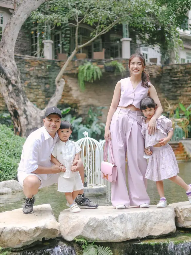 6 Gaya Kece Chelsea Olivia Liburan di Thailand Sambil Momong Dua Anak