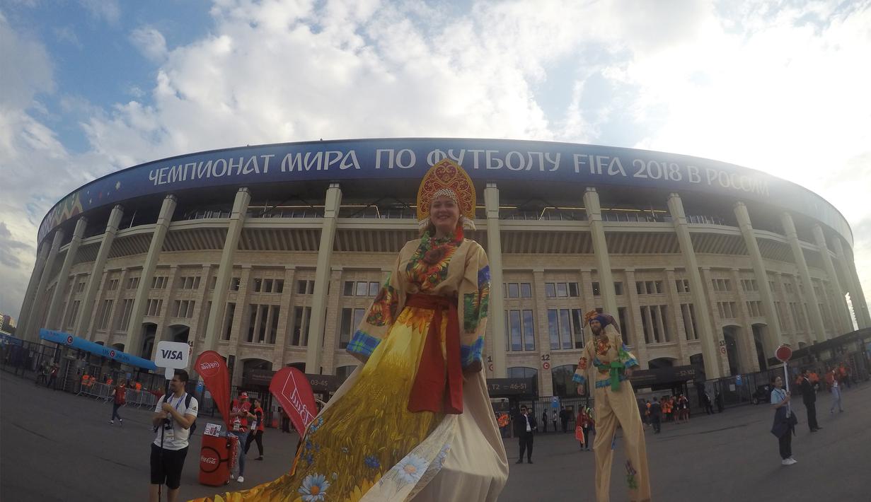 Baru tiba di Stadion Luzhniki, Moskow, saya langsung disuguhkan aksi penari cantik Rusia. Penari ini beratraksi menghibur para suporter yang datang untuk menyaksikan laga Inggris melawan Kroasia. (Bola.com/Okie Prabhowo)