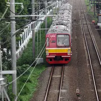 Rangkaian kereta commuter line saat melintas di dekat Stasiun Universitas Pancasila, Jakarta, Selasa (29/12/2015). Untuk mengakomodasi penumpang pada malam pergantian tahun, KRL Commuter Line akan beroperasi 24 jam. (Liputan6.com/Helmi Fithriansyah)