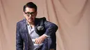 Dalam beberapa penampilannya, ia kerap mengenakan jas. Ia mempunyai gaya sendiri untuk memadupadankan jas agar terlihat stylish. (Bambang E. Ros/Bintang.com)