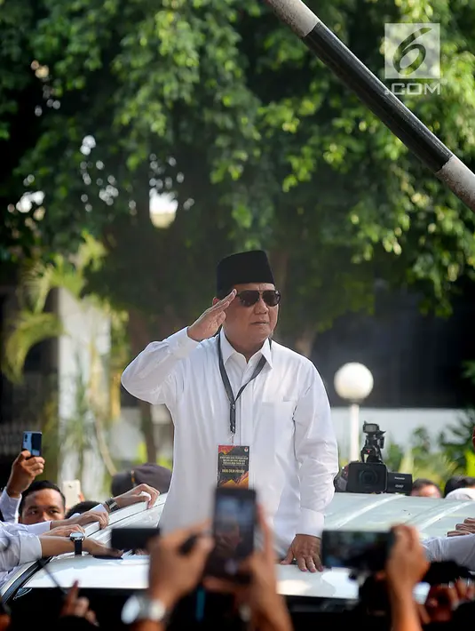 Ketua umum Partai Gerindra Prabowo Subianto memberikan hormat kepada para pendukungnya usai mendaftarkan bakal calon pasangan Presiden dan wakil presiden di Komisi Pemilihan Umum (KPU), Jakarta, Kamis (10/8).(Merdeka.com/Imam Buhori)