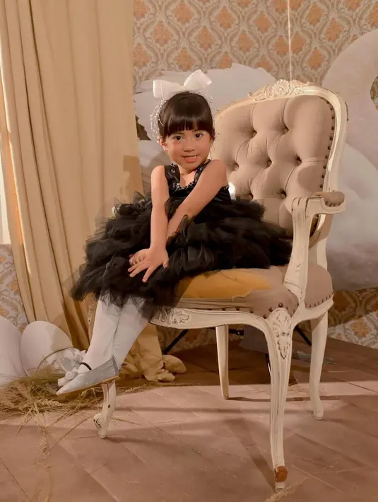 Gaya ballerina ala Chava dengan padu padan tiered tulle dress warna hitam, ballet shoes, dan bandana putih. [@rachelvennya].