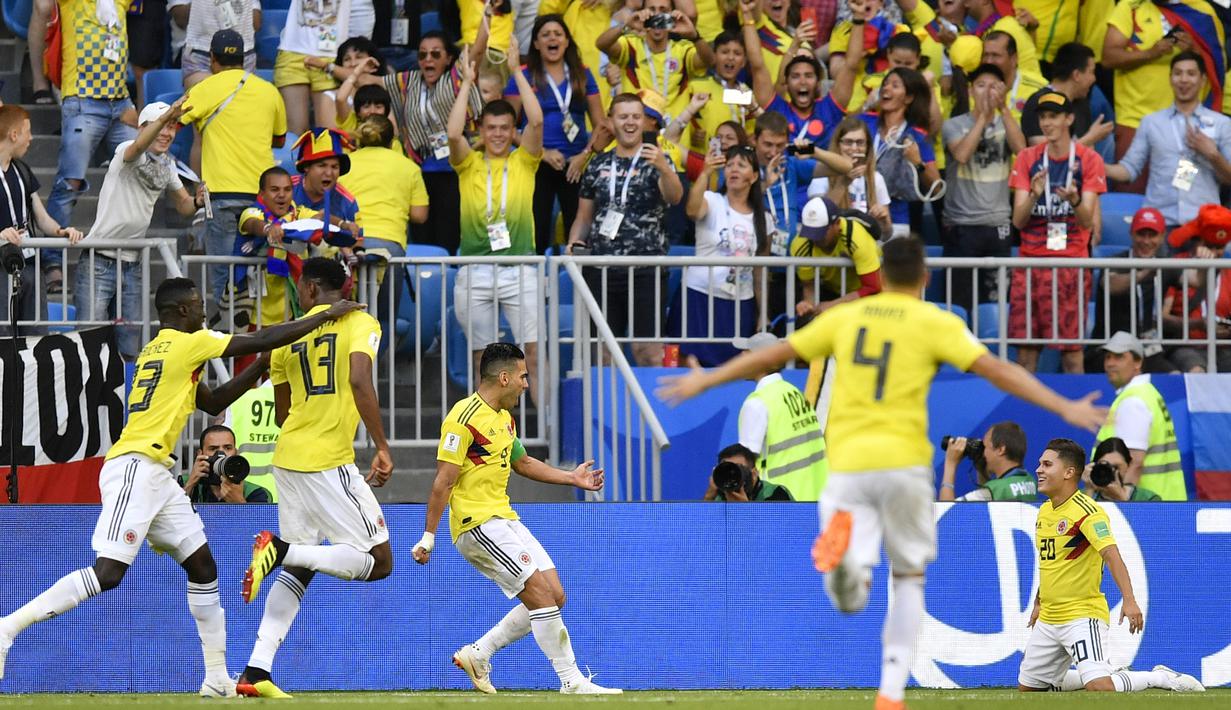 Para pemain Kolombia merayakan gol Yerry Mina (2kiri) saat melawan Senegal pada laga terakhir grup H di Samara Arena, Samara, Rusia, (28/6/2018). Kolombia menang 1-0. (AP/Martin Meissner)