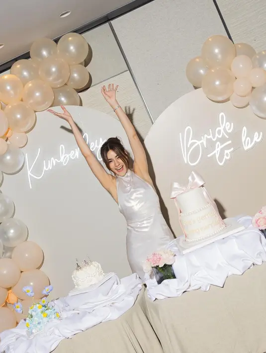 Tak hanya satu dress, Kim pun kenakan dress lainnya dengan potongan halterneck satin [@kimmy_kimberley]