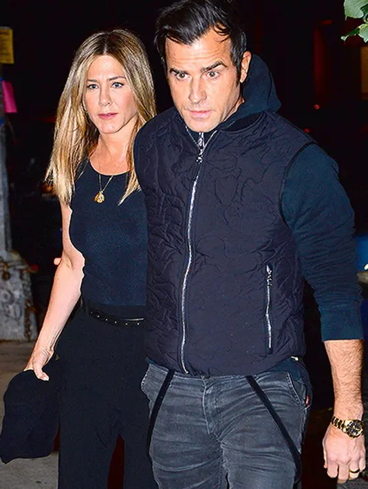 Malam itu Jenn dan Justin tampil dengan senada menggunakan busana serba hitam. Jenn datang dengan tanktop, celana panjang dan stiletonya, sedangkan Justin  mengenakan rompi, kaos, tali pinggang dan jeans faded hitam. (doc.people.com)