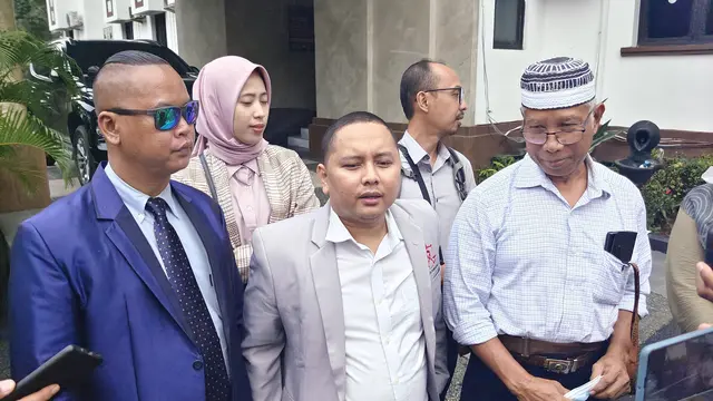 Koordinator dan penasehat hukum korban First Travel, Pitra Romadoni mendatangi kantor Kejari Kota Depok