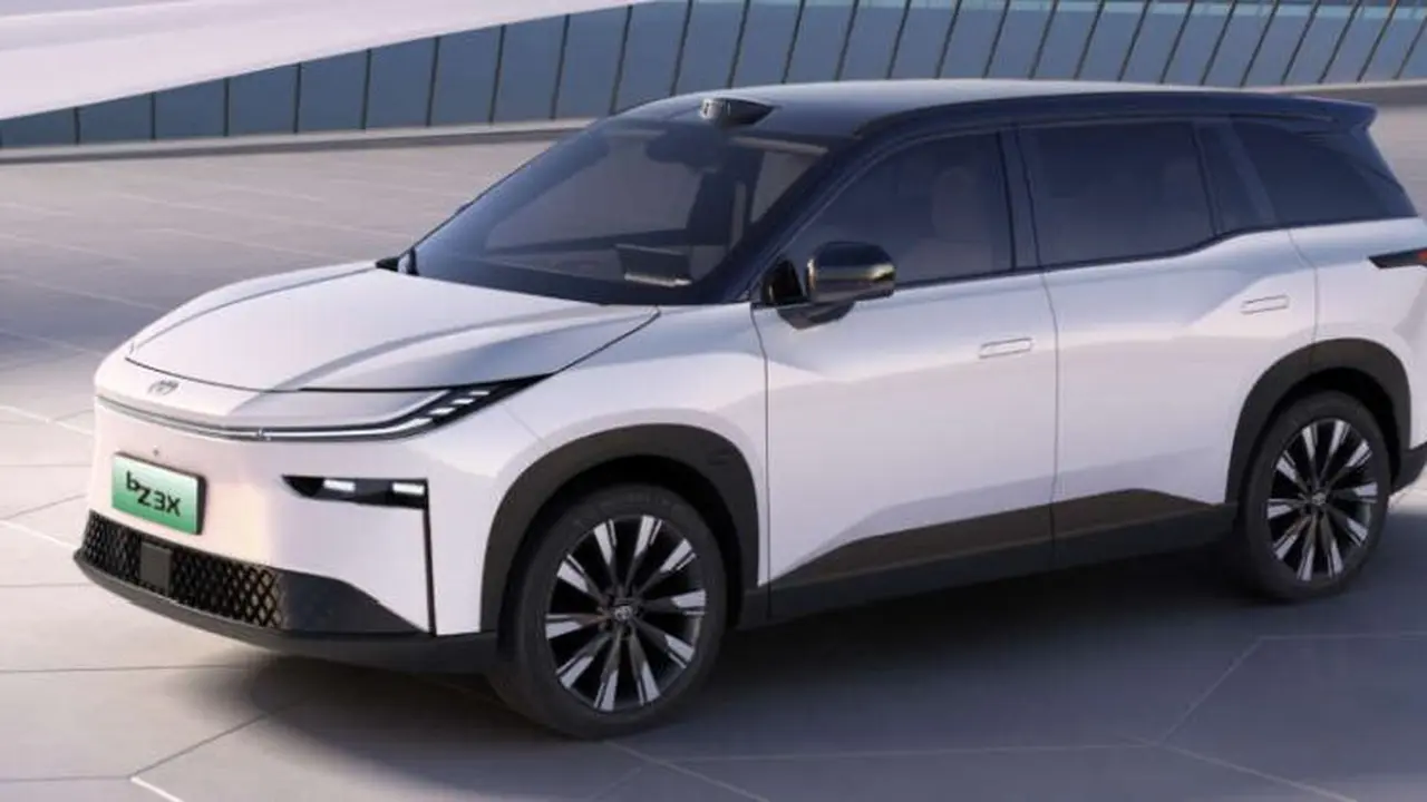 Toyota Pamer 2 Mobil Listrik bZ di Beijing Auto Show 2024 (Paultan)