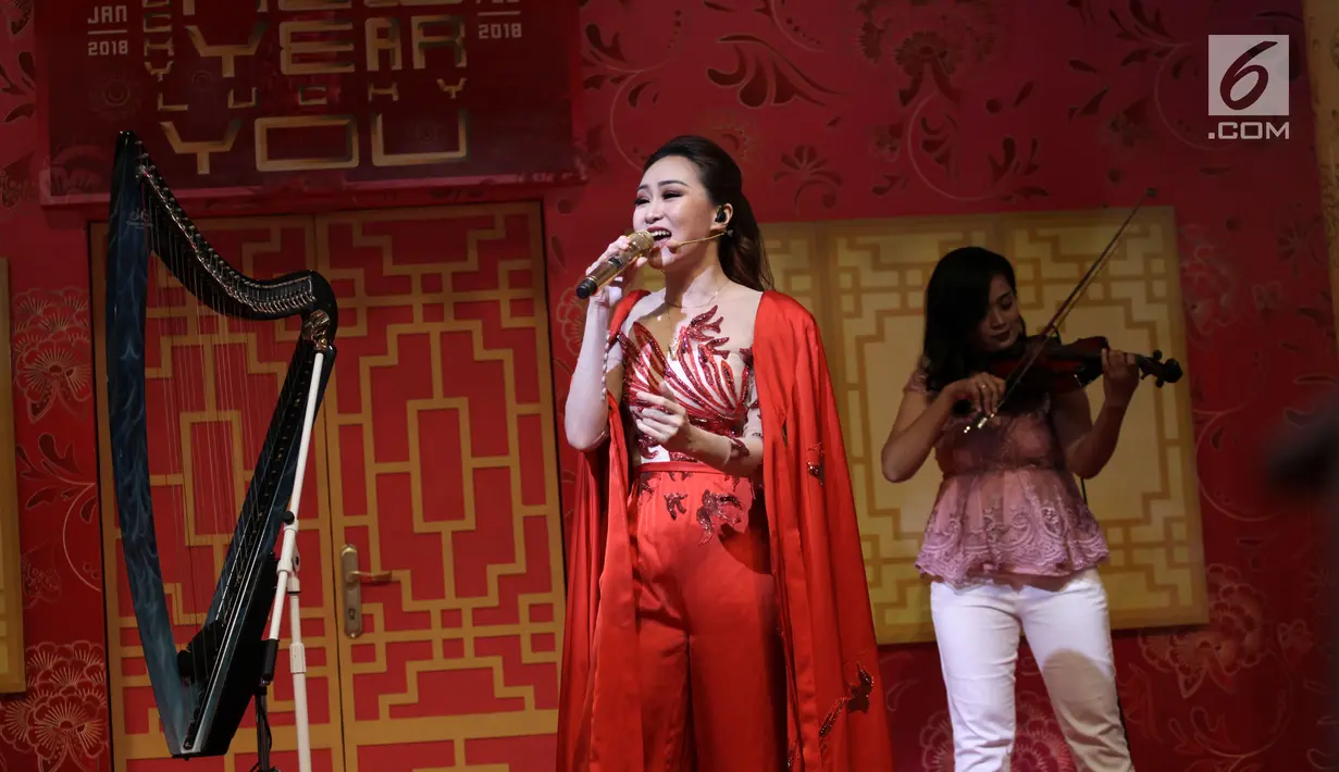 Penampilan Harpist Angela July saat pembukaan event Imlek "Lucky New Year, Lucky You" di salah satu pusat perbelanjaan di Jakarta, Jumat (2/2). Acara pembukaan ini juga diramaikan dengan berbagai pertunjukkan. (Liputan6.com/Arya Manggala)