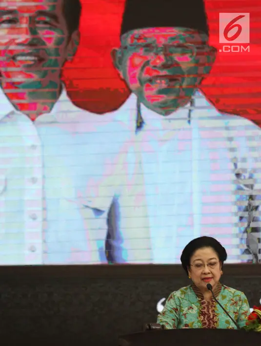 Ketua Umum PDIP Megawati Soekarnoputri memberi pembekalan kepada calon anggota legislatif PDIP di DPP PDIP, Jakarta, Kamis (15/11). Angkatan terakhir dalam sekolah Caleg DPR RI ini berjumlah 170 orang. (Merdeka.com/Imam Buhori)