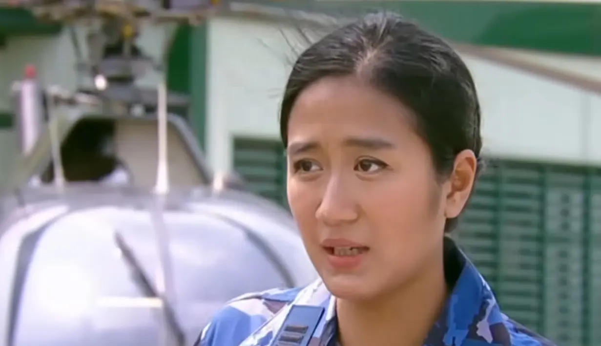 Rambut panjang hitamnya diikat rapi dengan gaya cepol tanpa menyisakan poninya.  [@renattamoeloek]