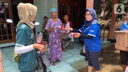 Pemimpin Cabang BRI Jombang Luthfi Riza Hartawan memberikan makanan cepat saji kepada warga terdampak banjir di Kecamatan Ngusikan, Jombang, Jawa Timur, Minggu (13/03/2022). BRI selalu turut berperan aktif dalam memberikan bantuan kepada masyarakat yang terkena bencana. (Liputan6.com/HO/CSRBRI)