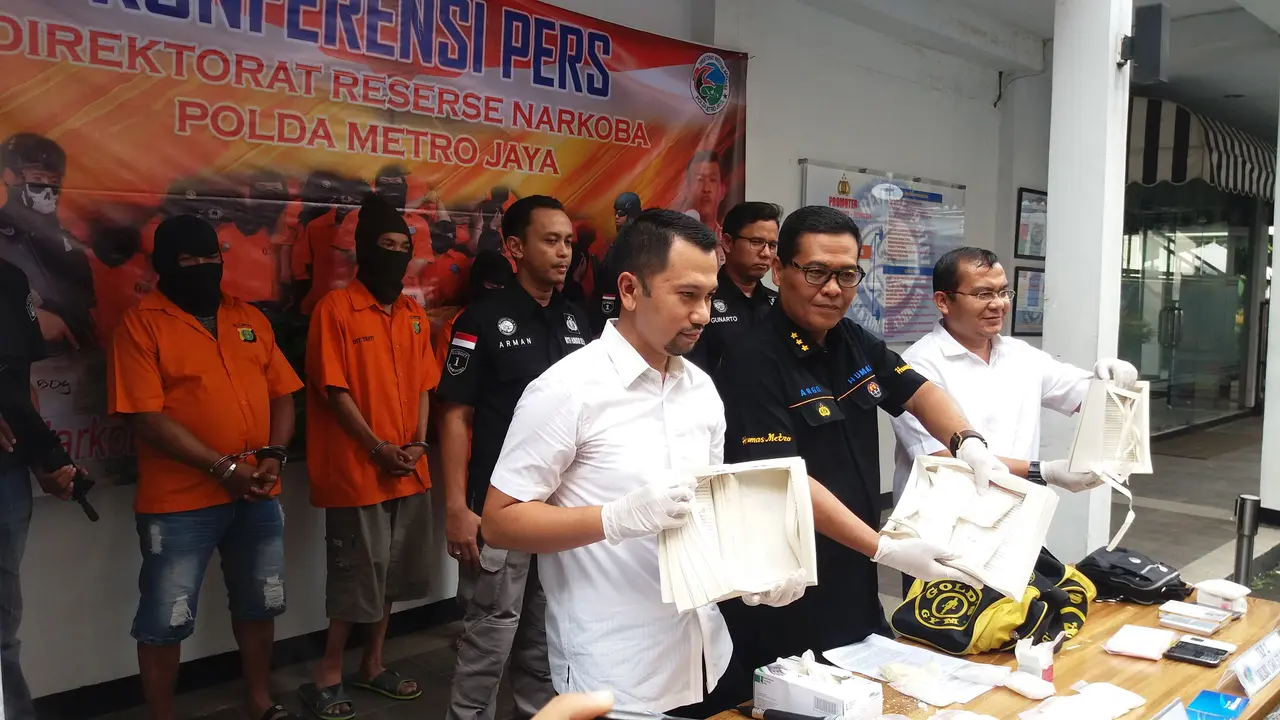 Konfrensi pers pengungkapan kasus sabu dalam buku. (Liputan6.com/Hanz Jimenez Salim)