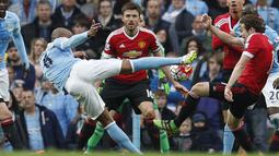 Pemain Manchester City, Fernando, melakukan tembakan ke arah gawang Manchester United pada lanjutan Liga Inggris pekan ke-31 di Stadion Etihad, Manchester, Minggu (20/3/2016). (Reuters/Phil Noble)