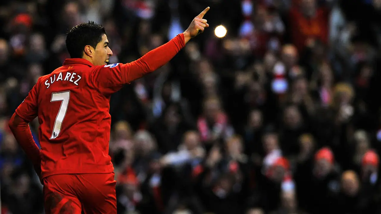 Luis Suarez pindah ke Liverpool dari Ajax Amsterdam. 