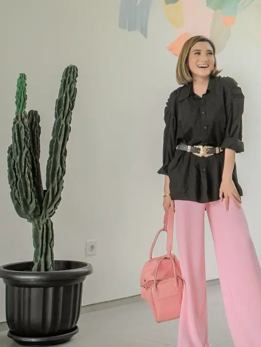 “Gak ada yang abadi, yang abadi cuma kematian jadi aku yang mau sama aku di surga nanti. Yang bisa membawa aku pakai bajunya” ujar Kiki Amalia. (Instagram/kikiamaliaworld)