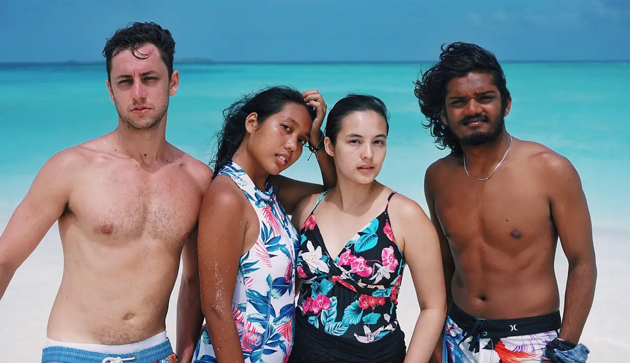 Walaupun hanya mengenakan swimsuit bermotif bunga-bunga, Chelsea Islan terlihat begitu memesona. (Foto: instagram.com/pamabigail)