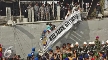 Ratusan warga mantan anggota Gerakan Fajar Nusantara (Gafatar) tiba di Pelabuhan Tanjung Emas, Semarang , Senin (25/1). Sebanyak 351 mantan anggota Gafatar dipulangkan mengunakan KRI Gili Manuk. (Liputan6.com/Gholib)