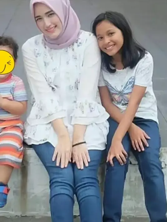 Kilas balik beberapa tahun lalu, Adelia memang sudah dekat dengan Shakiena. Momen duduk bersama ini memperlihatkan keakraban Shakiena dan Adelia. Kebersamaan dua orang yang disayangi Pasha Ungu ini tuai atensi. (Liputan6.com/IG/adeliapasha)
