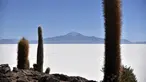 Pemandangan Salar de Uyuni, dataran garam terluas di dunia yang terletak di Altiplano, barat daya Bolivia pada 28 September 2019. Dataran yang memiliki sebutan lain Salar de Tunupa ini  memiliki luas 10.582 km2. (Photo by Aizar RALDES / AFP)