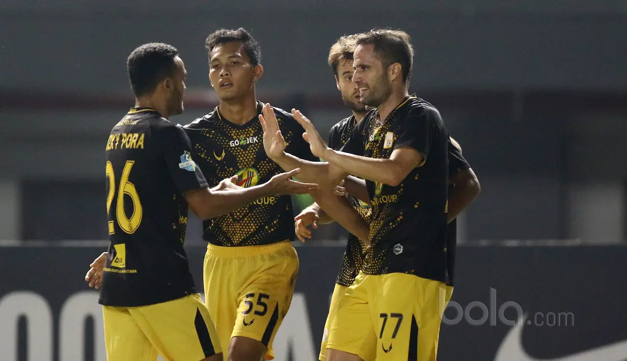 Para pemain Barito Putra merayakan gol Matias Cordoba (kanan) saat melawan Bhayangkara FC pada Liga 1 2017 di Stadion Patriot, Bekasi, Selasa (4/7/2017). Barito menang 1-0. (Bola.com/Nicklas Hanoatubun)