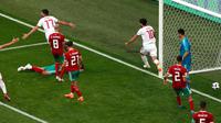 Pemain Iran merayakan gol setelah pemain Maroko Aziz Bouhaddouz memasukan bola ke gawangnya sendiri saat bertanding pada gurp B Piala Dunia 2018 di St Petersburg Stadium, Rusia, (15/6). Iran menang tipis 1-0. (AP Photo/Andrew Medichini)