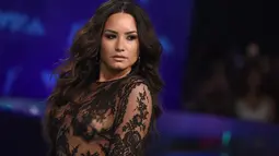 Penyanyi cantik Demi Lovato berpose setibanya menghadiri ajang penghargaan MTV Video Music Awards (VMA)  2017 di California, Minggu (27/8). Penyanyi 25 tahun ini mengenakan atasan lace hitam rancangan desainer Zuhair Murad. (Chris Pizzello/Invision/AP)