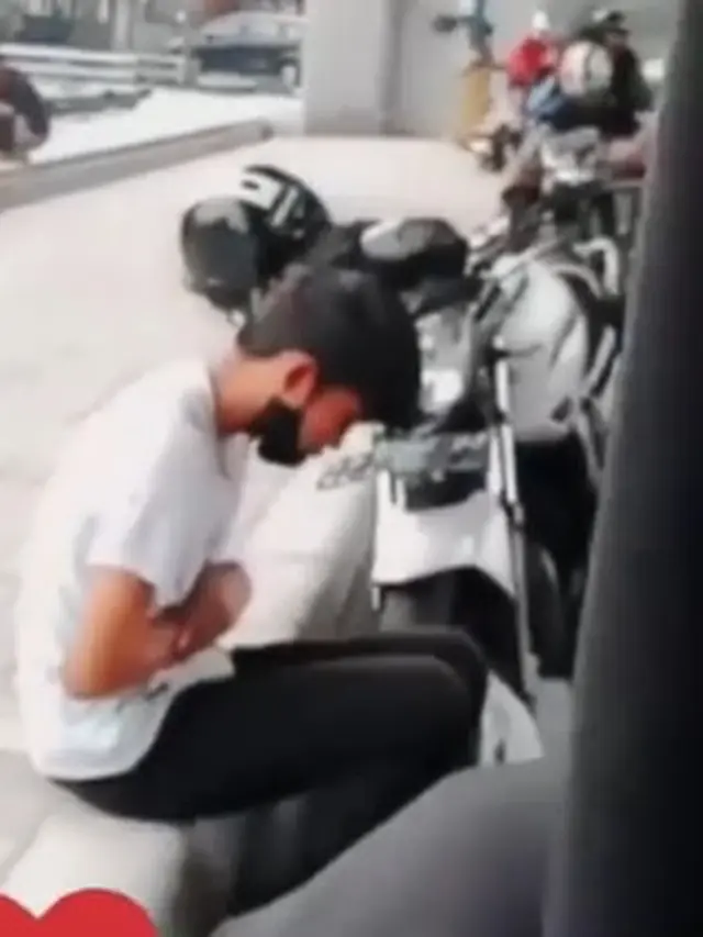 Viral Video Pria Salat di Bawah Jembatan Saat Berteduh dari Hujan, Curi Perhatian
