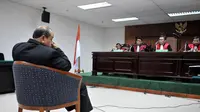 Senin (17/03/14), politisi PDIP, Emir Moeis tampak mengantuk saat menjalani sidang di Pengadilan Tipikor, Jakarta (Liputan6.com/Johan Tallo)