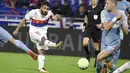 Gelandang Lyon, Nabil Fekir (kiri) bertengger pada peringkat ketiga klasemen semetara top scorer Ligue 1 Prancis dengan koleksi tujuh gol. (AFP/Jean-Philippe Ksiazek)