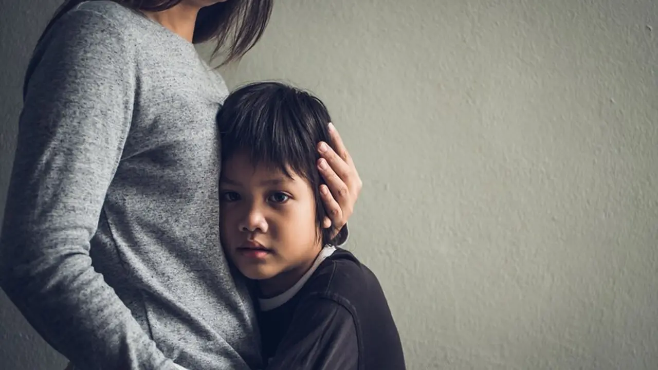 Seorang ibu dan anak berpelukan (Foto Dok: Freepik/spukkato)